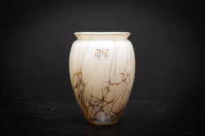 Handgemaakte glazen vaas van Fidrio met zachte beige tinten en kleurrijke marmeraccenten.