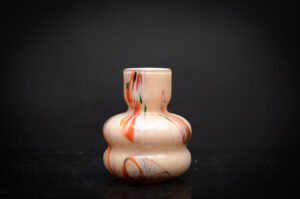 Handgemaakte glazen vaas van Fidrio met zachte beige tinten en kleurrijke marmeraccenten.