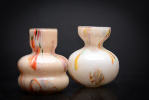 Handgemaakte glazen vaas van Fidrio met zachte beige tinten en kleurrijke marmeraccenten.