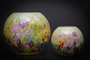 Handgemaakte glazen vaas van Fidrio met zachte beige tinten en kleurrijke marmeraccenten.