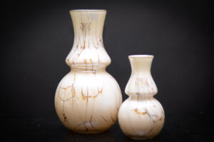 Handgemaakte glazen vaas van Fidrio met zachte beige tinten en kleurrijke marmeraccenten.