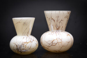 Handgemaakte glazen vaas van Fidrio met zachte beige tinten en kleurrijke marmeraccenten.