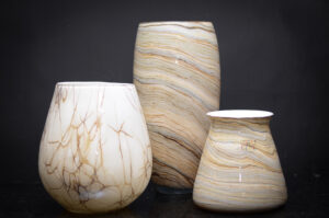 Handgemaakte glazen vaas van Fidrio met zachte beige tinten en kleurrijke marmeraccenten.